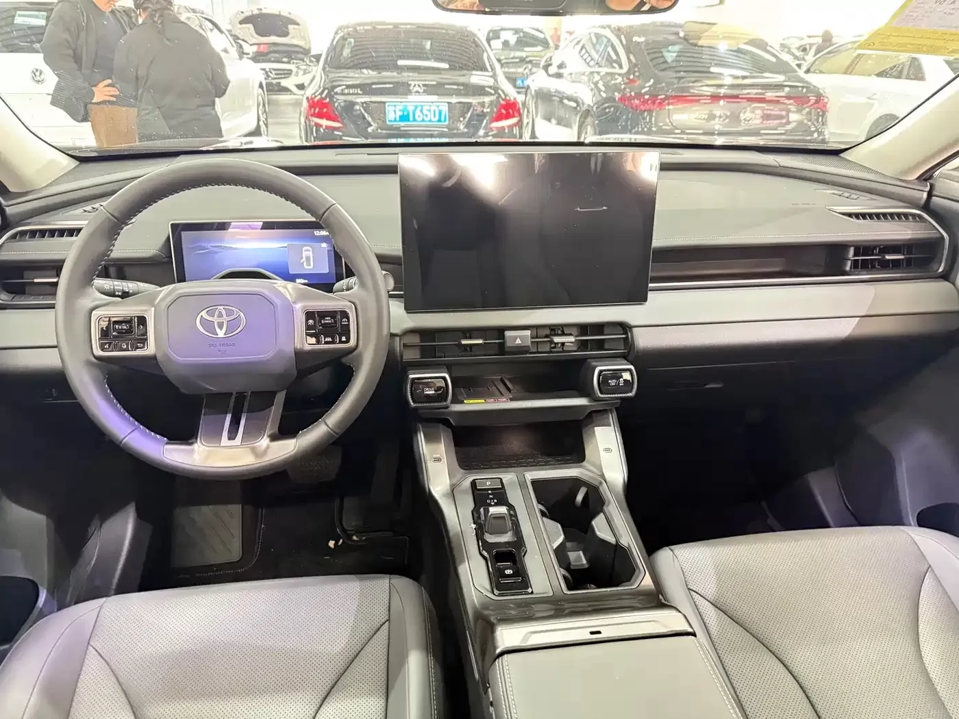 Подержанный Toyota RAV4 Rongfang 2026 модельного года, гибрид, 2.0L, E-CVT, 2WD, Premium