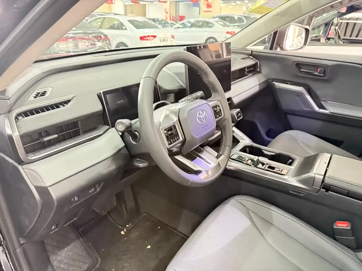 Подержанный Toyota RAV4 Rongfang 2026 модельного года, гибрид, 2.0L, E-CVT, 2WD, Premium