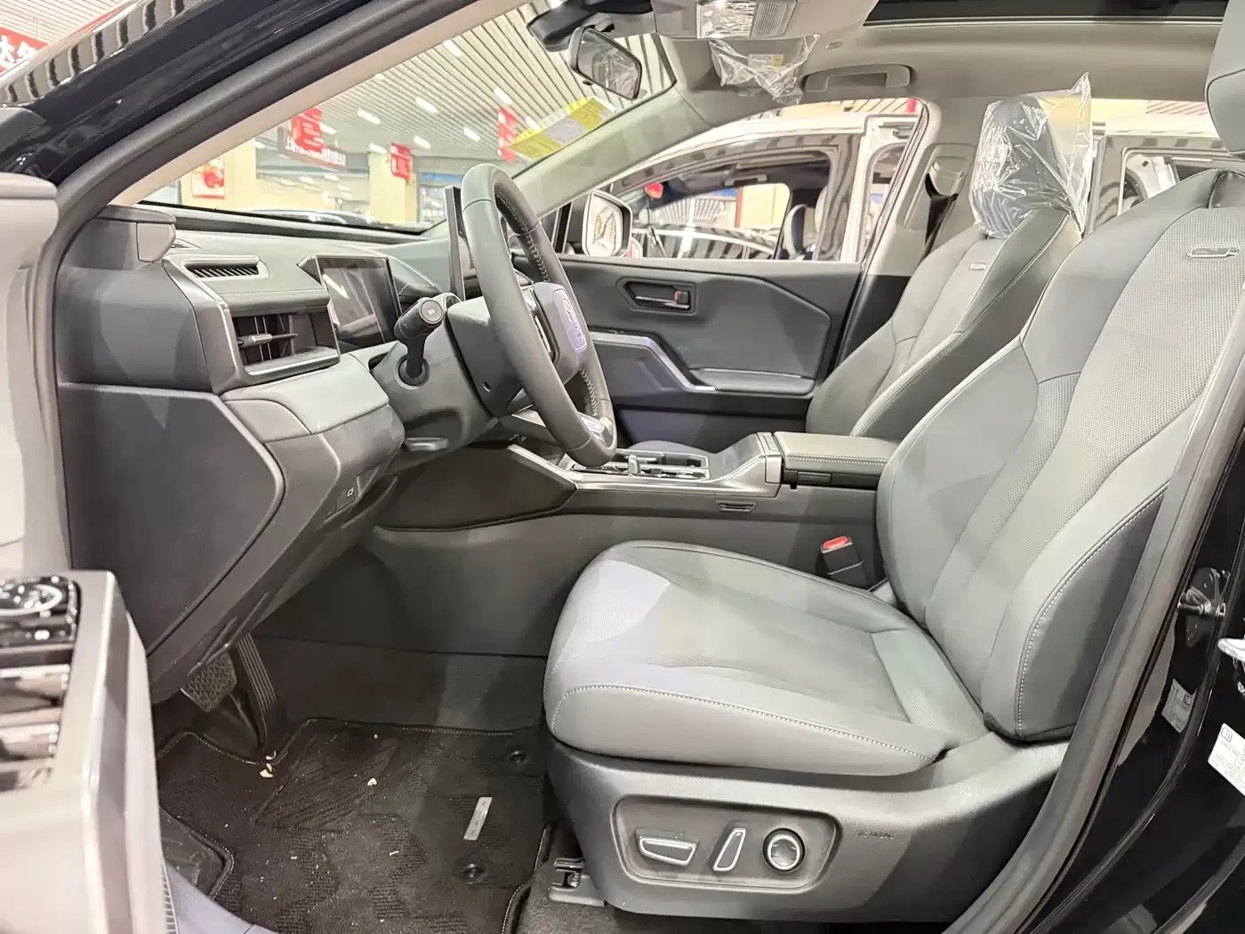 Подержанный Toyota RAV4 Rongfang 2026 модельного года, гибрид, 2.0L, E-CVT, 2WD, Premium