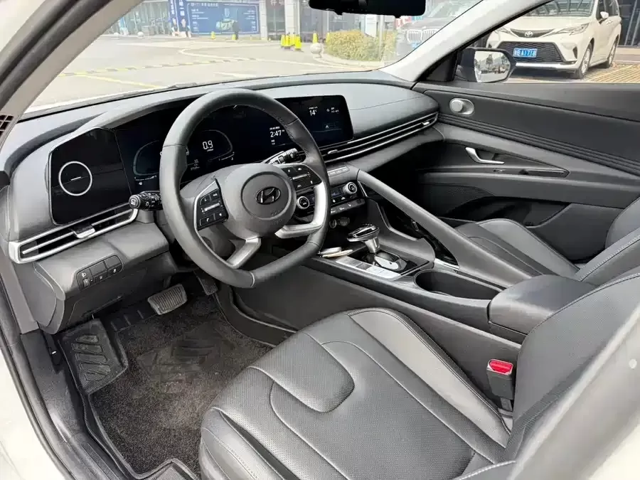 Подержанный Hyundai Elantra 2022 1.5L CVT LUX Premium Edition
