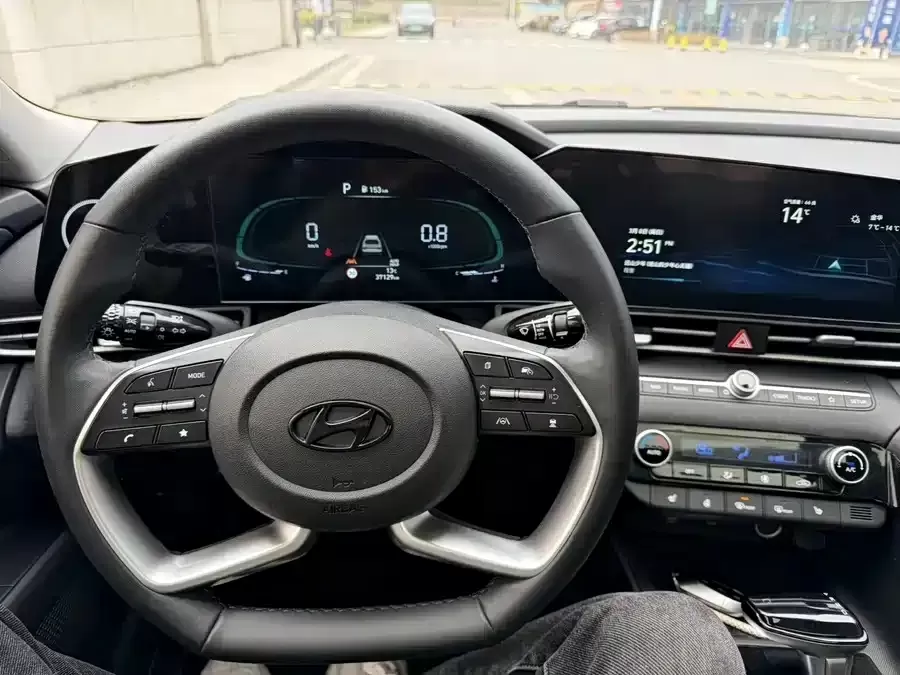 Подержанный Hyundai Elantra 2022 1.5L CVT LUX Premium Edition