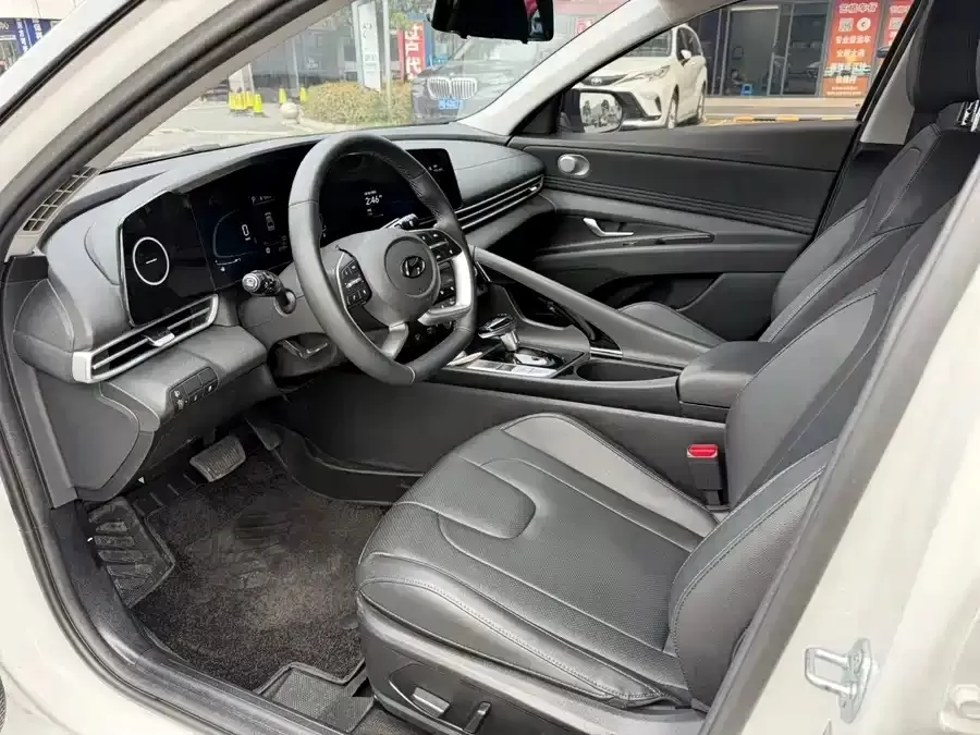 Подержанный Hyundai Elantra 2022 1.5L CVT LUX Premium Edition