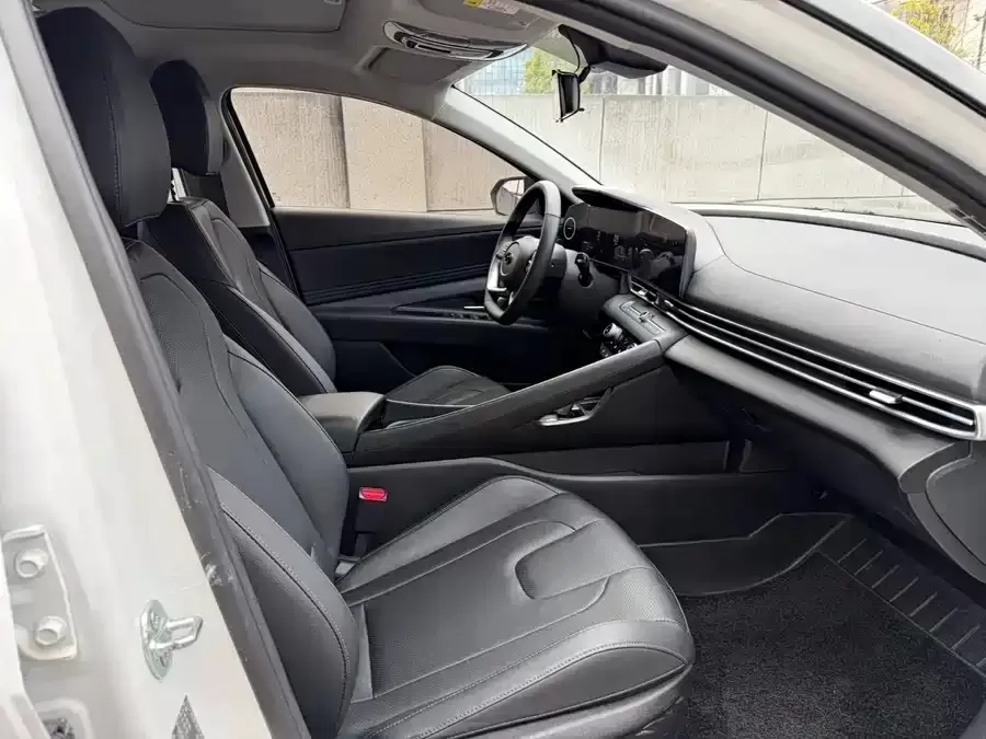 Подержанный Hyundai Elantra 2022 1.5L CVT LUX Premium Edition