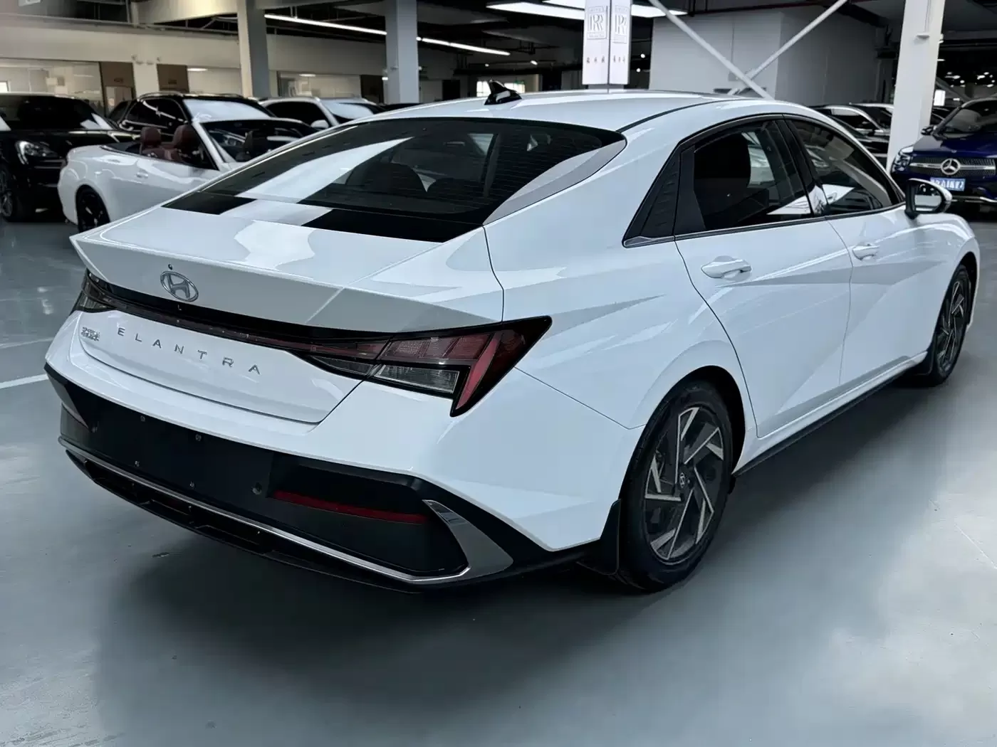 Подержанный Hyundai Elantra 2022 1.5L CVT LUX Premium Edition
