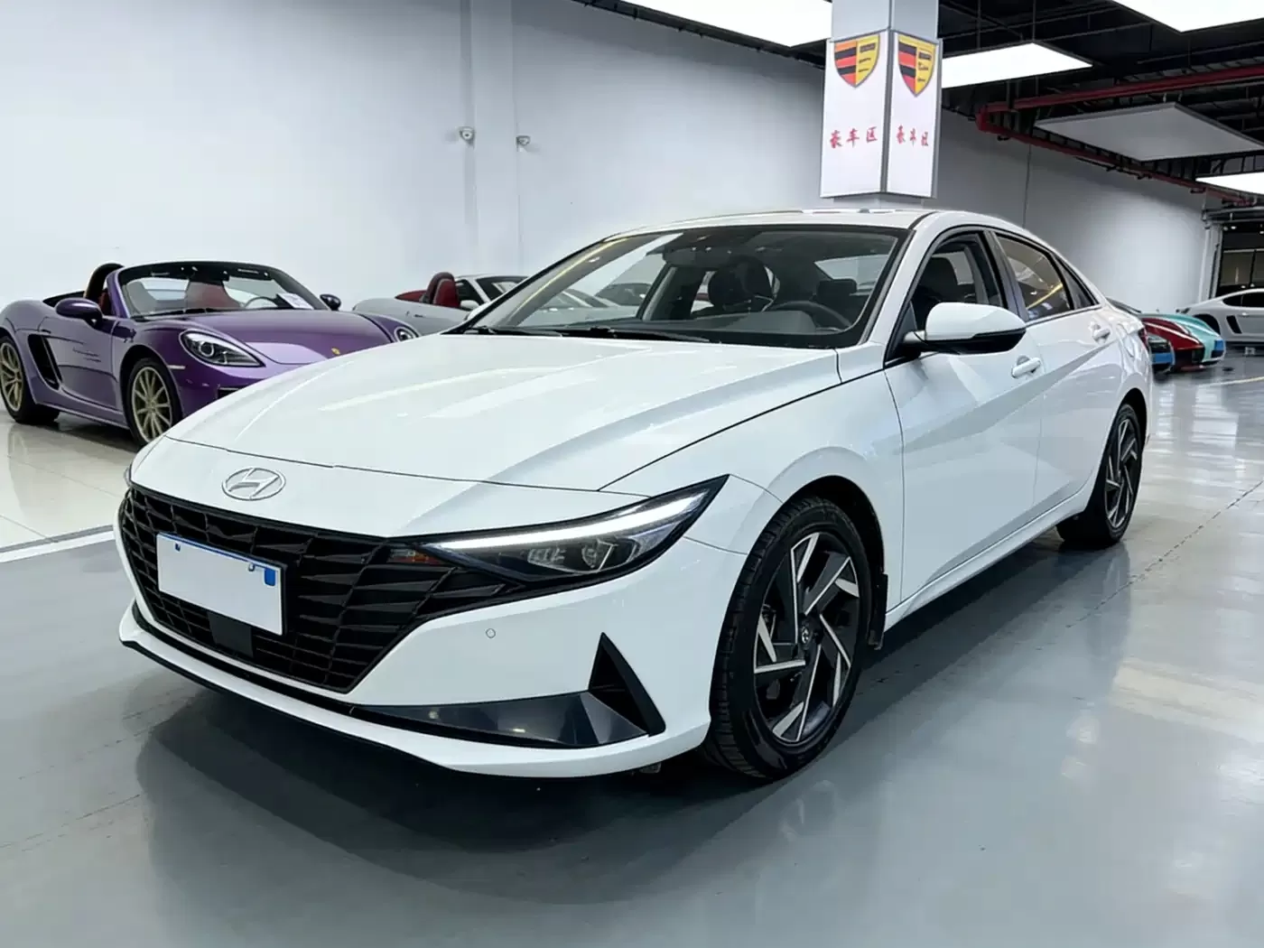 Подержанный Hyundai Elantra 2022 1.5L CVT LUX Premium Edition