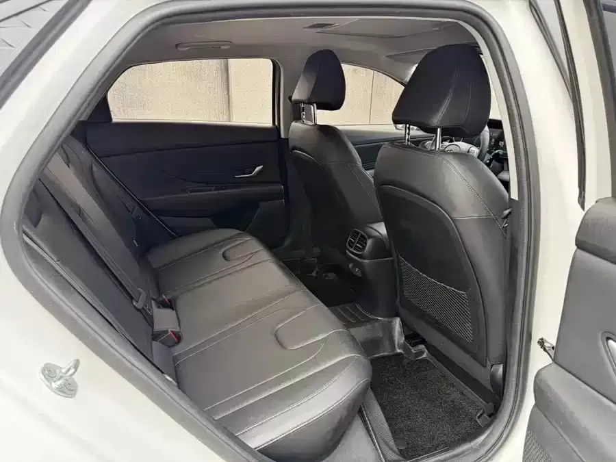 Подержанный Hyundai Elantra 2022 1.5L CVT LUX Premium Edition