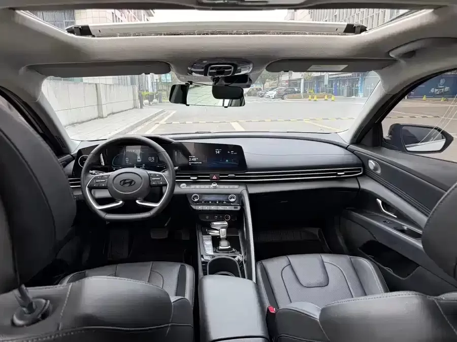 Подержанный Hyundai Elantra 2022 1.5L CVT LUX Premium Edition
