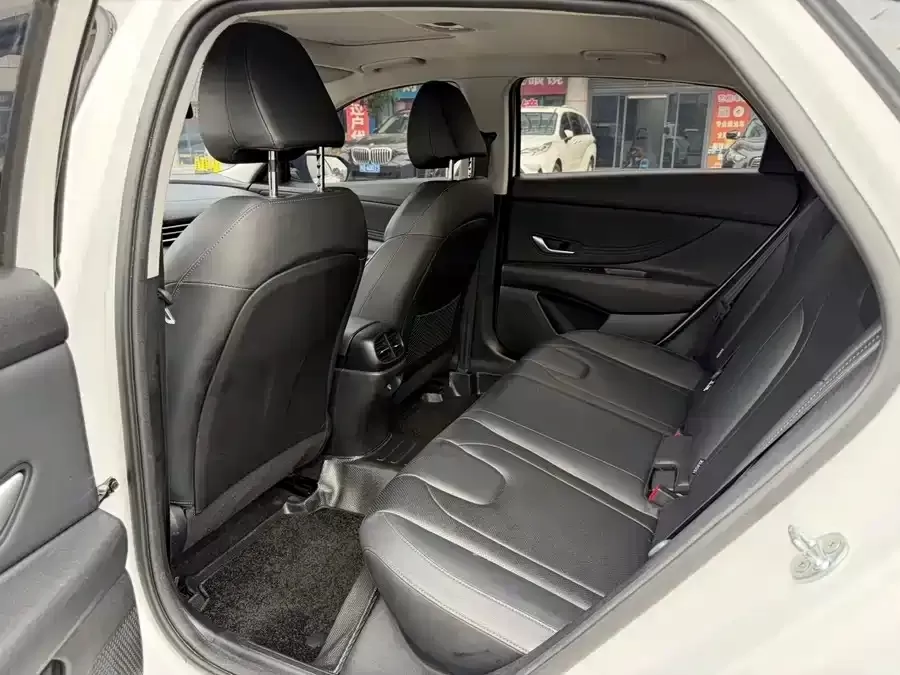 Подержанный Hyundai Elantra 2022 1.5L CVT LUX Premium Edition