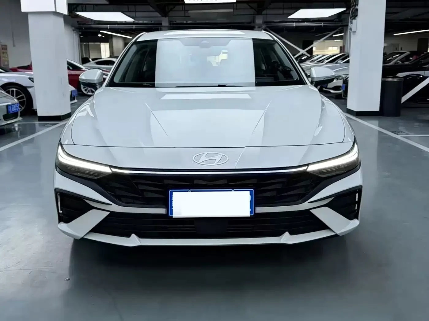 Подержанный Hyundai Elantra 2022 1.5L CVT LUX Premium Edition