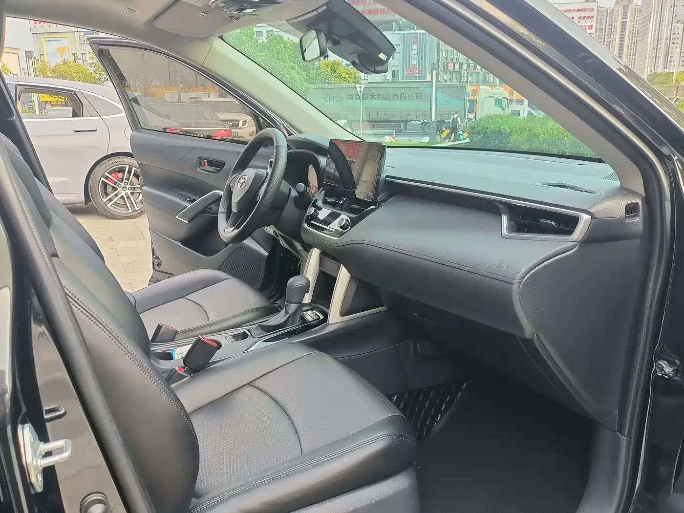 Подержанный Toyota Corolla Cross 2023 2.0L Элит